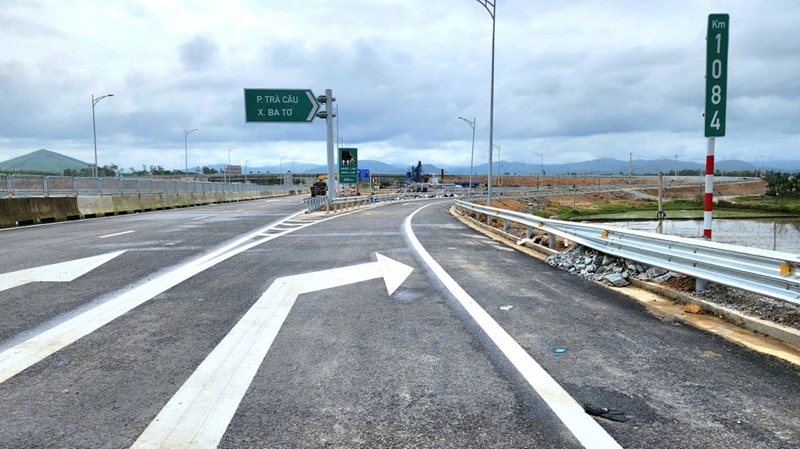 The National Highway 24 interchange, one of the important interchanges on the Quảng Ngãi - Hoài Nhơn expressway, allows vehicles exiting here to travel to Lân Phụng commune, Trà Câu ward, Ba Tơ commune and follow National Highway 24 to Măng Đen - Photo: Báo Xây dựng