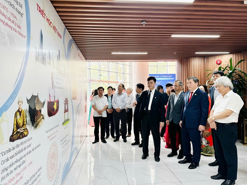 Prof. Dr. Le Van Loi, President of the Vietnam Academy of Social Sciences, and delegates visit the exhibition area “Strong Foundations – Bright Future” - Photo: VGP/Thu Giang