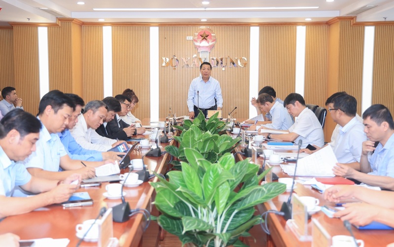 Minister of Construction Trần Hồng Minh chaired a meeting to implement the conclusions of the Government Standing Committee regarding the proposals of Vietjet Aviation Joint Stock Company - Photo: Tạ Hải