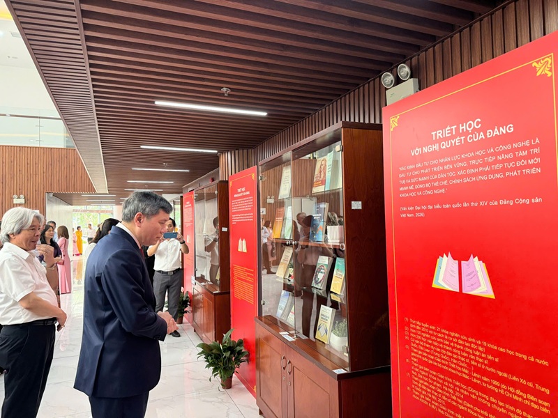 Delegates visit the exhibition area - Photo: VGP/Thu Giang