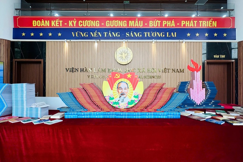The exhibition showcases typical achievements, academic identity, and distinctive values of the Institute of Philosophy and the Institute of State and Law - Photo: VGP/Thu Giang