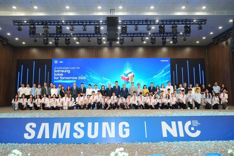 Participants and students take a commemorative photo at the event