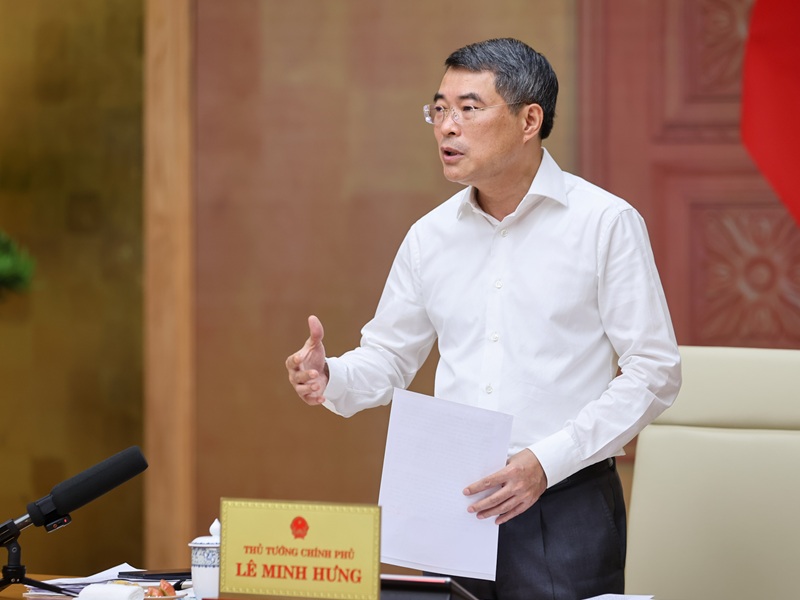 The Prime Minister emphasized that the Ministry of Construction needs to take the lead in disbursing public investment capital - Photo: VGP/Nhật Bắc