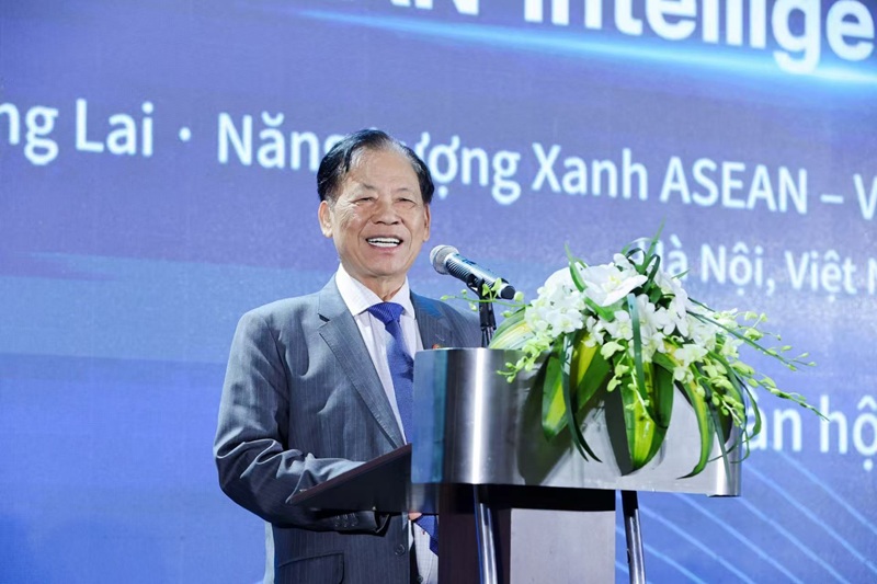 Dr. Thang Van Phuc, former Deputy Minister of Home Affairs, speaks at the forum.