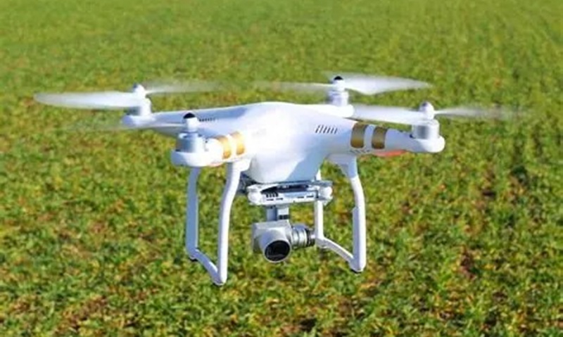 Practical research shows that spraying with drones can reduce water use by up to 70% and save about 50% of pesticide usage.